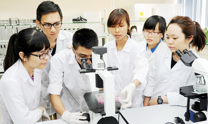 Sinh viên nghiên cứu khoa học, vận dụng kiến thức đã học để có những sáng kiến, giải pháp sáng tạo.