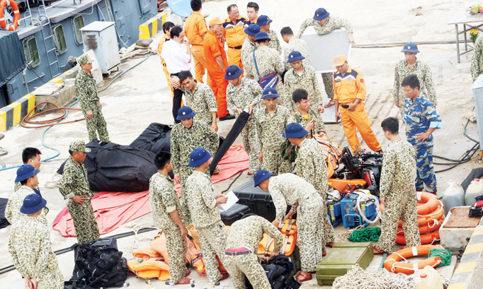 Thợ lặn vẫn chưa thể tiếp cận con tàu đắm để lặn tìm người bị mất tích trên biển. Ảnh: Vân Song.