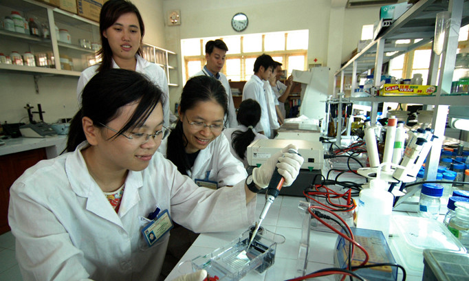 Sinh viên khoa học tự nhiên trong phòng thí nghiệm. Ảnh: Hồng Vĩnh.