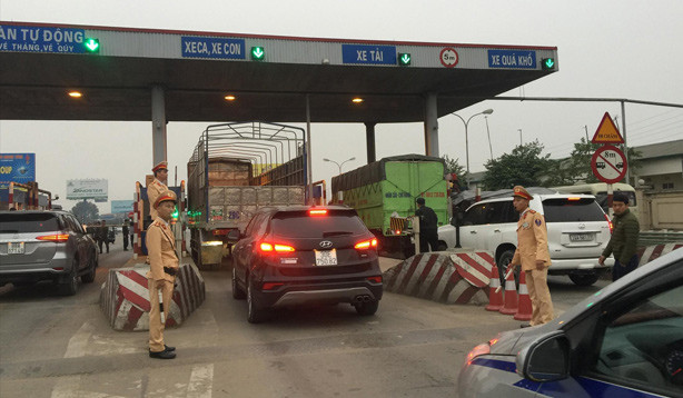 Hàng chục CSGT, CSCĐ, CSTT được huy động đảm bảo trật tự khi tài xế dùng tiền lẻ. Ảnh: Nguyễn Hoàn.