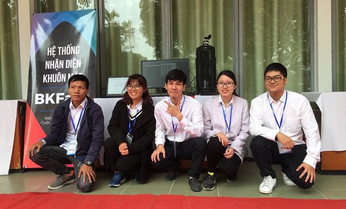 Nhóm sinh viên đoạt giải nhất bên sản phẩm của mình. Ảnh: Nghiêm Huê.