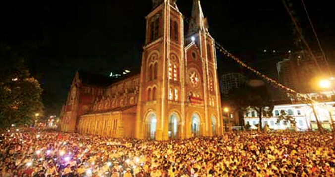 Toàn cảnh nhà thờ Đức Bà trong đêm Noel 2015.