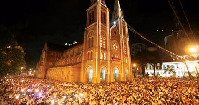 Toàn cảnh nhà thờ Đức Bà trong đêm Noel 2015.
