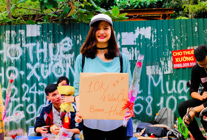 Nữ sinh viên quê Hải Dương cười tươi cầm biển “chào hàng”.