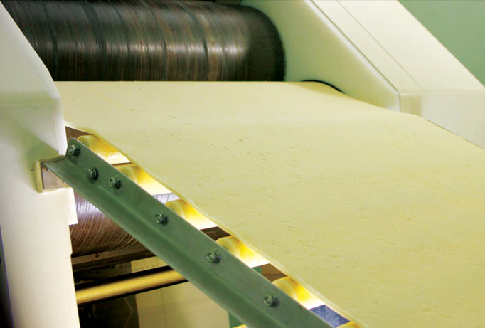 Bột mì được phối trộn tự động cùng chiết xuất nghệ để tạo màu vàng. Sau đó, bột mì được đưa vào cán tấm tạo thành những “tấm lụa mì” mịn màng vô cùng đẹp mắt.