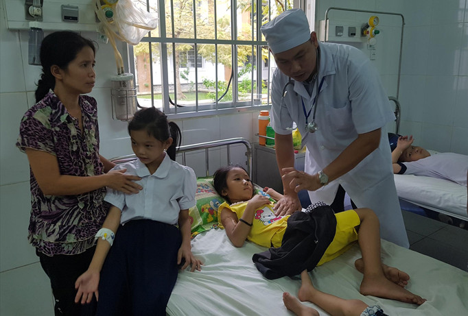 Các em học sinh đang được điều trị tại Bệnh viện TX Ngã Bảy. Ảnh: Nhật Huy.