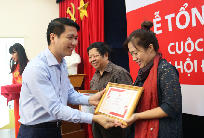 Anh Nguyễn Ngọc Lương, Bí thư T.Ư Đoàn, trưởng BTC kiêm trưởng Ban giám khảo cuộc thi trao giải Nhì cho tác giả Nguyễn Việt Hà. Ảnh: Đông Hà.