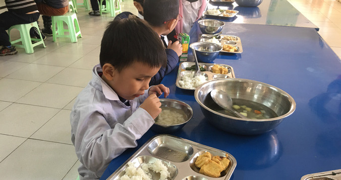 Bữa ăn của học sinh ngày 19/12. Ảnh: Nghiêm Huê.