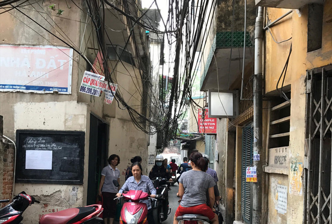 Hằng ngày người và phương tiện chen nhau lưu thông qua nút thắt “cổ chai” nối ngõ 102 Trường Chinh với ngõ 91 Lương Định Của.