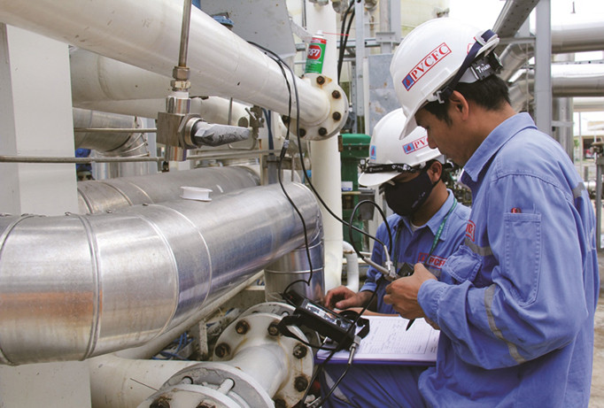 Kỹ sư kiểm tra hệ thống đường ống dẫn khí.