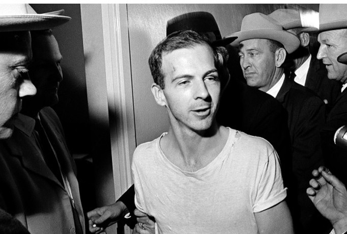 Hai ngày sau khi ám sát Tổng thống John Frank Kennedy, Lee Harvey Oswald bị bắn chết. Ảnh: National Archives.