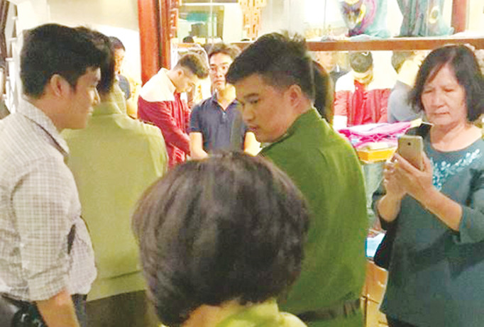 Cửa hàng Khaisilk tại Hàng Gai bị liên ngành vào kiểm tra.