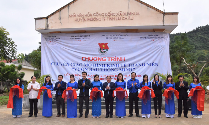 Lễ chuyển giao mô hình kinh tế thanh niên “ Vườn rau thông minh”.