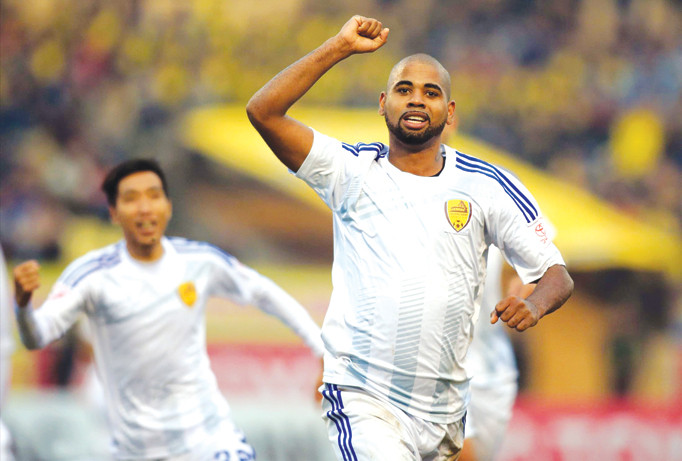  Các cầu thủ Quảng Nam trở lại ngôi đầu sau chiến thắng ở trận đại chiến Quảng - Đà. Ảnh: VSI.