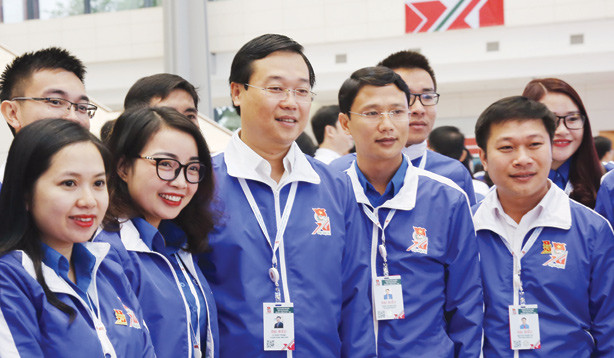 Anh Lê Quốc Phong với các đại biểu dự Đại hội. Ảnh: Hồng Vĩnh.