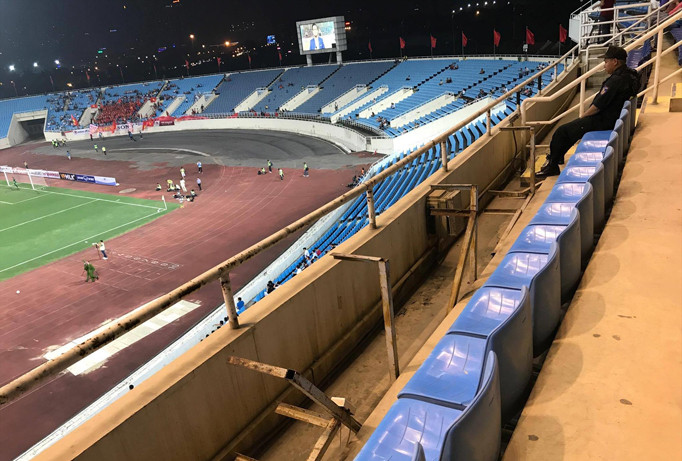 Những dãy bàn dành cho PV tác nghiệp trên khán đài sân Mỹ Đình chỉ còn trơ khung sắt, hoen gỉ và gãy đổ. Ảnh: N.P.