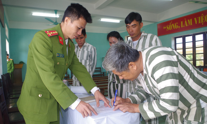 Những phạm nhân có quá trình phấn đấu, chấp hành tốt các nội quy được đặc xá. Ảnh: Phương Thảo.