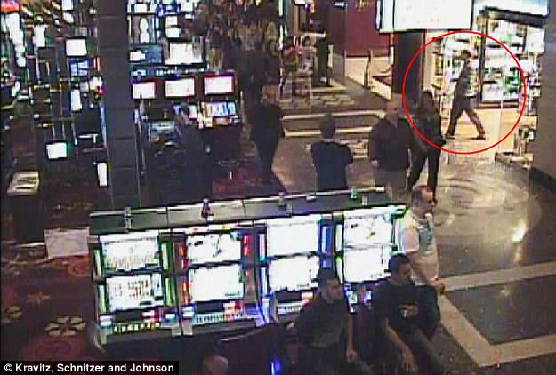Stephen Paddock (khoanh tròn) được camera giám sát tại sòng bạc ghi lại trước khi xảy ra vụ trượt chân ngã hồi năm 2011. Ảnh: Getty Images.
