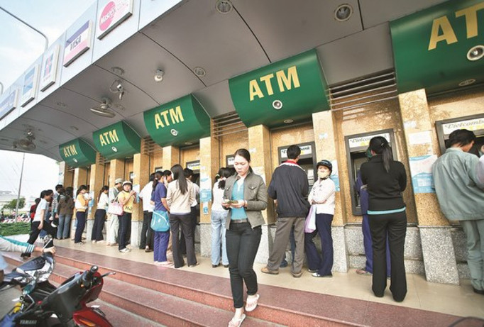 Nhiều chuyên gia đề nghị xem xét bỏ lương tối thiểu. Ảnh: Hồng Vĩnh.