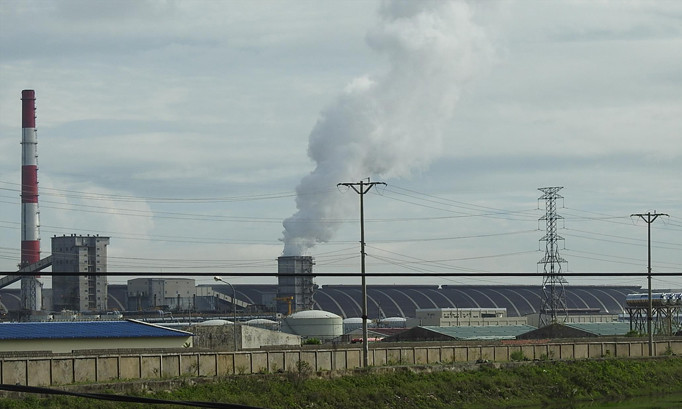 Hệ thống ống khói tại các lò thiêu kết của Formosa đang xả thải vượt ngưỡng quy chuẩn Việt Nam nhiều lần. Ảnh: pv.