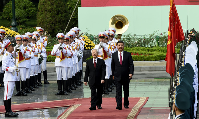 Tổng Bí thư Nguyễn Phú Trọng và Tổng Bí thư, Chủ tịch Trung Quốc duyệt Đội danh dự Quân đội Nhân dân Việt Nam ngày 12/11 tại Hà Nội. Ảnh: Mạnh Thắng.