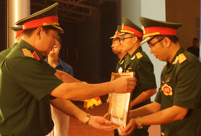 Đại úy Vũ Minh Thành nhận giải Ba cuộc thi Cán bộ Đoàn giỏi Trường Sĩ quan Chính trị, năm 2016. ẢNH: Nguyễn Minh.