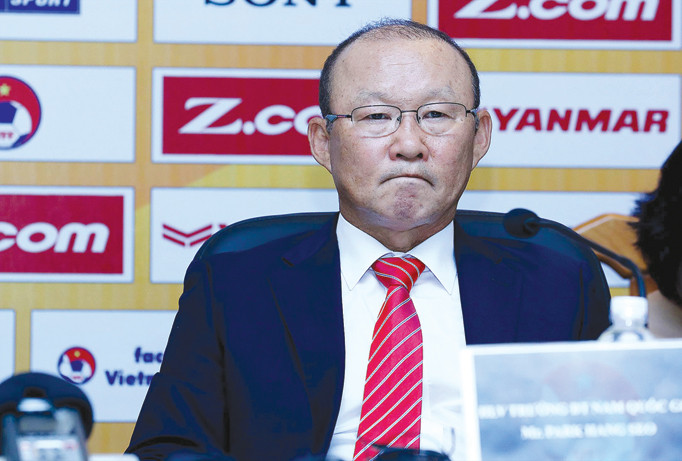 HLV Park Hang Seo chỉ có trách nhiệm dẫn dắt các ĐTVN thi đấu tốt chứ không thể gánh trách nhiệm “nâng tầm” bóng đá Việt thay VFF. Ảnh: VSI.