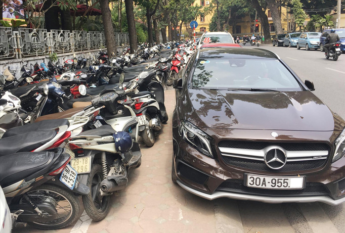 Trông giữ xe đang lộn xộn trên nhiều tuyến phố Hà Nội.
