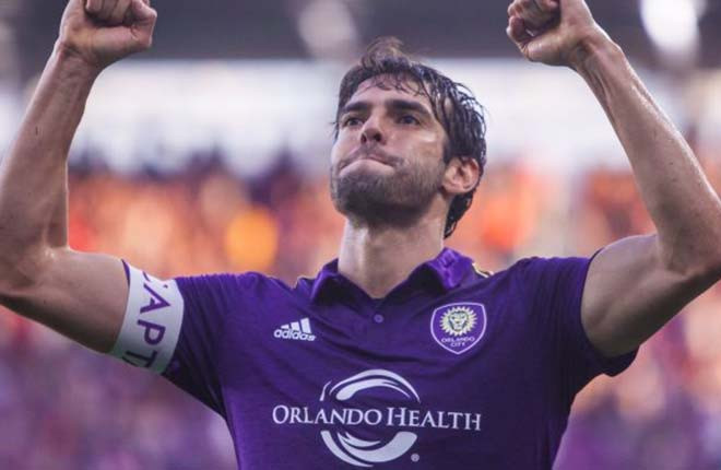 Kaka giã từ sân cỏ ở tuổi 35.