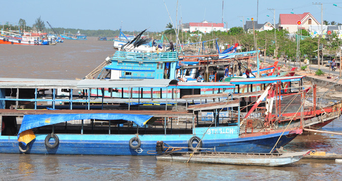 Tàu thuyền neo đậu tránh bão ở Sóc Trăng. Ảnh: Hòa Hội.