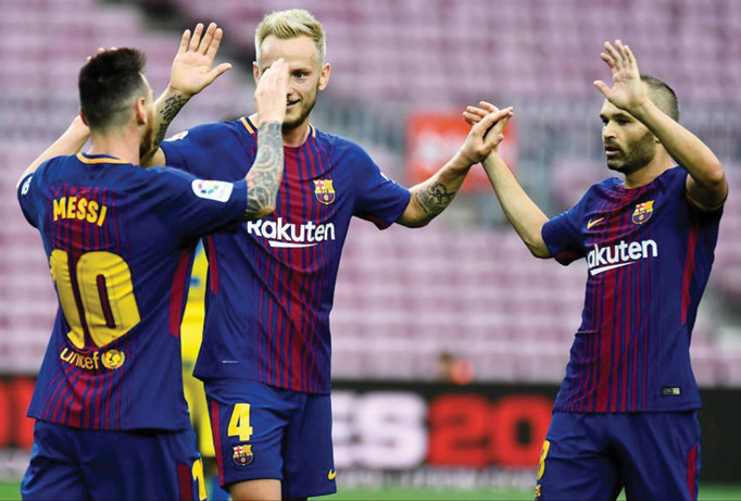 Cầu thủ Barca ăn mừng bàn thắng trong cảnh khán đài Nou Camp không một bóng khán giả.\Ảnh: GETTYIMAGES.