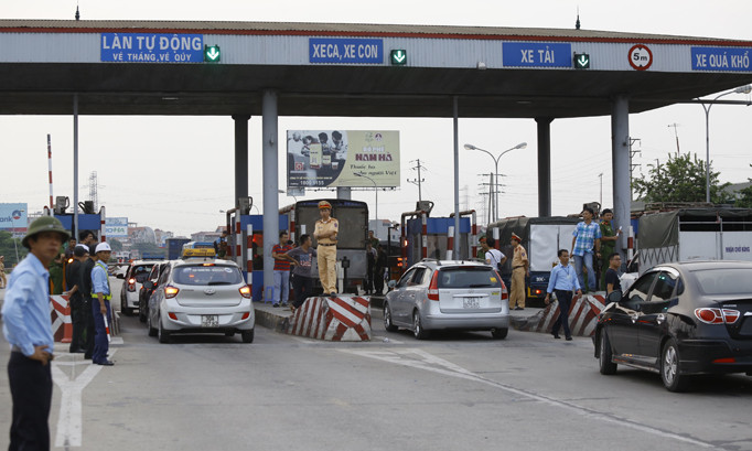 ĐBQH cho rằng cần chất vấn về các dự án BOT. Trong ảnh: Trạm thu phí BOT Quốc lộ 5 Hà Nội - Hải Phòng từng gây bức xúc dư luận. Ảnh: Như Ý.