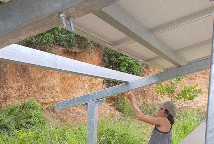 Người của Công ty số 1 Việt Phong đang tháo dỡ hạ tầng thi công để bán vật liệu thu hồi vốn.