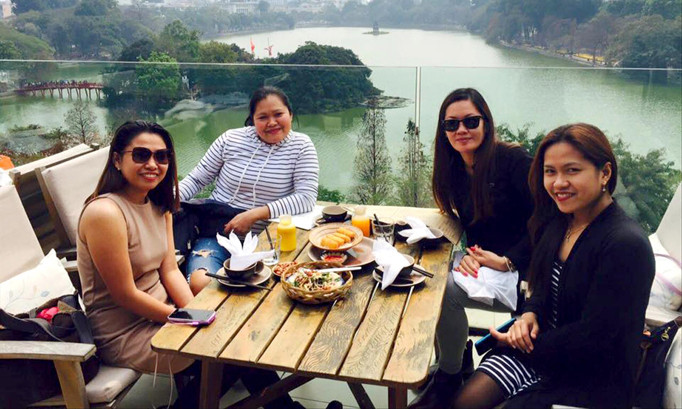 Annaliza R (thứ 2 từ trái sang) cũng bạn bè người Philippines tại Hà Nội.