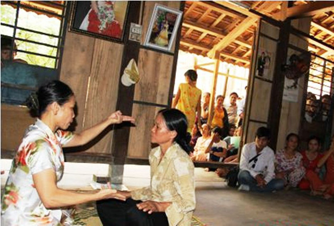 Phạm Thị Hường từng “chữa bệnh” cho nhiều người bằng những chiêu “quái gở” như thế này. Hậu quả, đã có không ít người tự mang vạ vào thân. ẢNH: H.L.