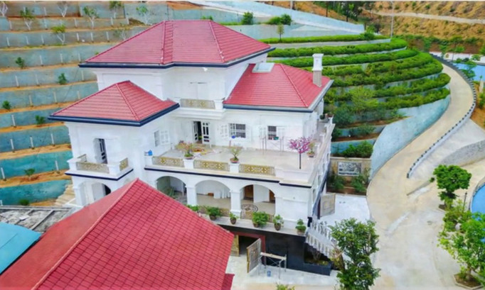 Biệt phủ của giám đốc Sở Tài nguyên & Môi trường tỉnh Yên Bái. Ảnh: PV.