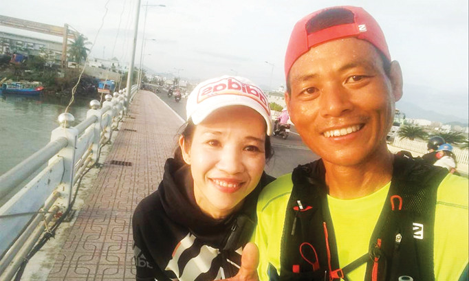 Cựu nữ hoàng điền kinh người Khánh Hòa, Phạm Đình Khánh Đoan, đón và chạy đồng hành cổ vũ cùng Trung Kiên khi anh chạy qua Nha Trang trên hành trình chạy xuyên Việt trong 26 ngày. Ảnh: Trung Kiên.