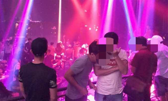Không gian một Beer Club với âm thanh, ánh sáng, nhạc đinh tai nhức óc không khác một vũ trường.