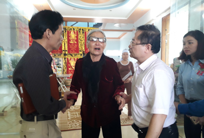 Tổng biên tập báo Tiền Phong Lê Xuân Sơn cùng lãnh đạo Tỉnh Đoàn Thanh Hóa đến thăm, động viên, trao quà cho các hộ dân bị thiệt hại về người và tài sản sau lũ. Ảnh: Hoàng Lam. 