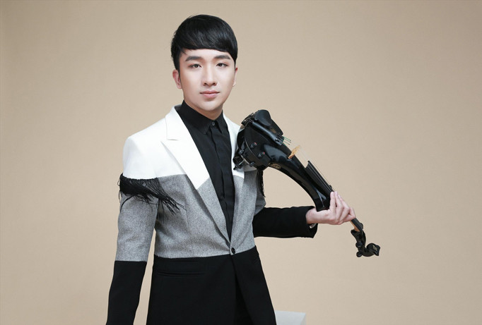 Hoàng Rob dùng vĩ cầm “cân” hết bốn giọng ca có tiếng. Ảnh: NVCC.