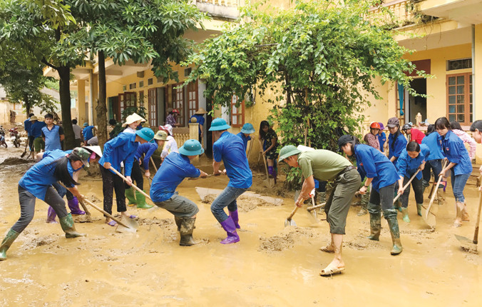 Tuổi trẻ Yên Bái tham gia khắc phục hậu quả trận lũ ở Mù Cang Chải. Ảnh: D.T.
