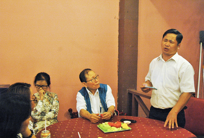 Trần Đại Nhật đọc thơ trước người cựu binh Hàn Quốc đi tìm con rơi ở Việt Nam.