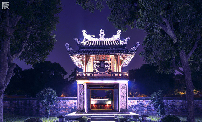 Khuê Văn Các lung linh trong đêm.