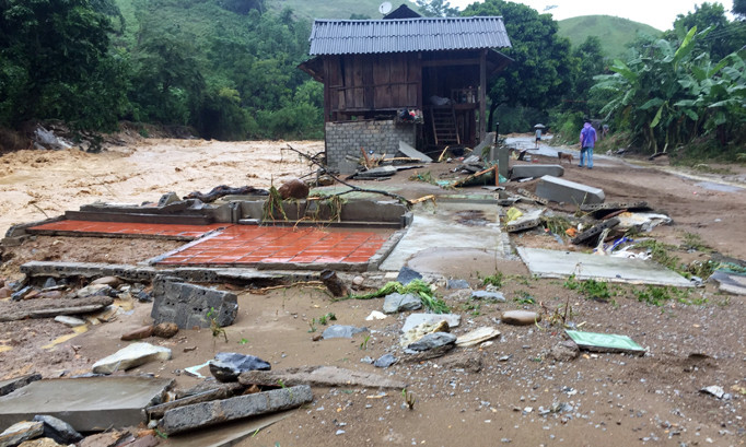 Một tháng sau đợt lũ quét lịch sử, xã Mường Bang (Phù Yên, Sơn La) vẫn ngổn ngang đổ nát. Ảnh: Nguyễn Hoàn.