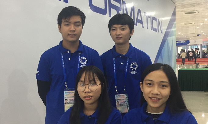 Tình nguyện viên APEC 2017 Trần Thị Trà Vi (hàng trước, bìa trái) và Nguyễn Thị Thủy Tiên (bìa phải). Ảnh: Thái An.
