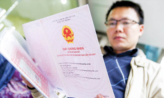 Ghi tên thành viên gia đình vào sổ đỏ khiến nhiều người lăn tăn về việc chuyển nhượng. Ảnh: Như Ý.