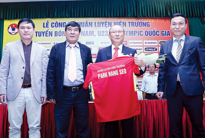 HLV Park Hang Seo (thứ 2 bên phải) tại lễ ký hợp đồng làm HLV trưởng các ĐTQG Việt Nam. Ảnh: VSI.