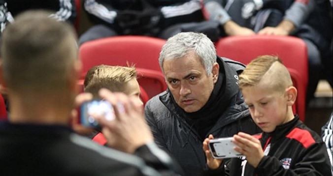 HLV Mourinho đối mặt với làn sóng đòi sa thải từ phía CĐV. Ảnh: GETTYIMAGES.