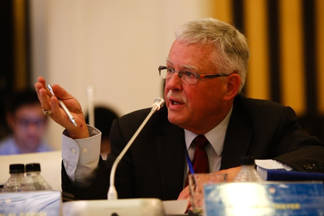 Giáo sư Carl Thayer