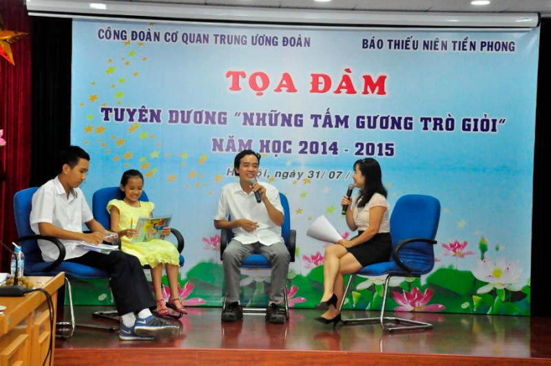 Nhà báo Phạm Ngọc Trung (báo Tiền Phong) có hai con là tấm gương trò giỏi.